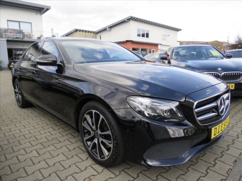 
								Mercedes-Benz E 220 full									