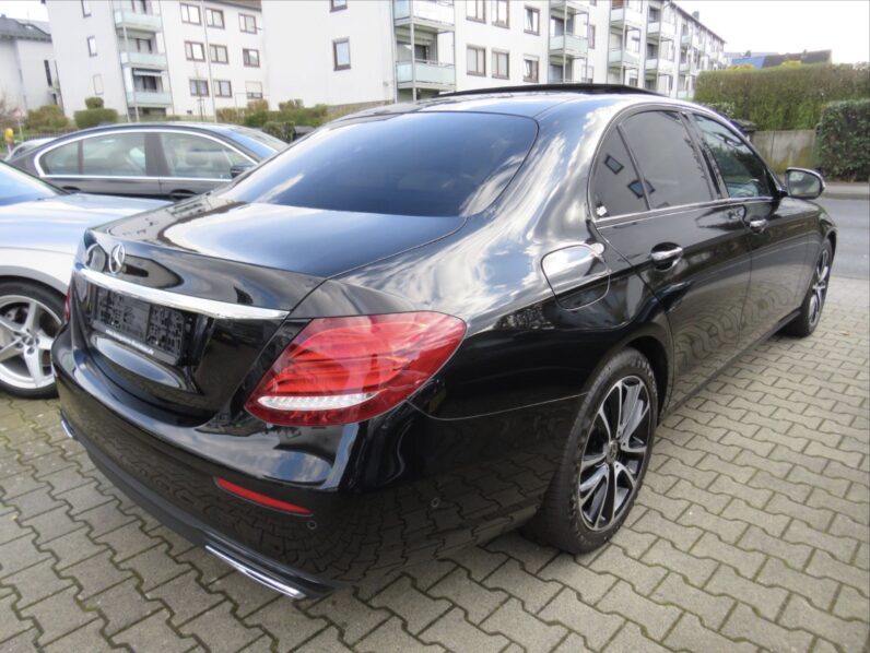 
								Mercedes-Benz E 220 full									