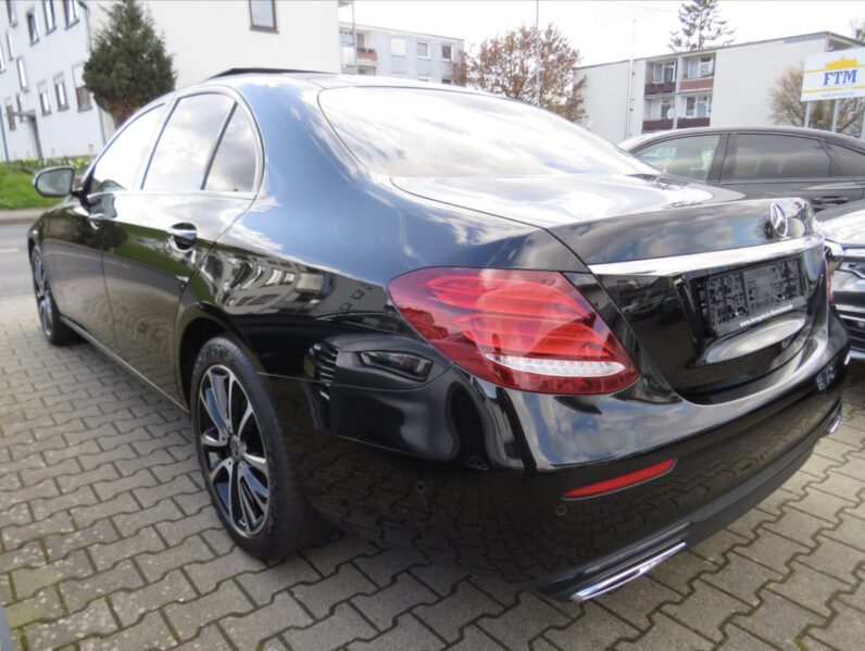 
								Mercedes-Benz E 220 full									