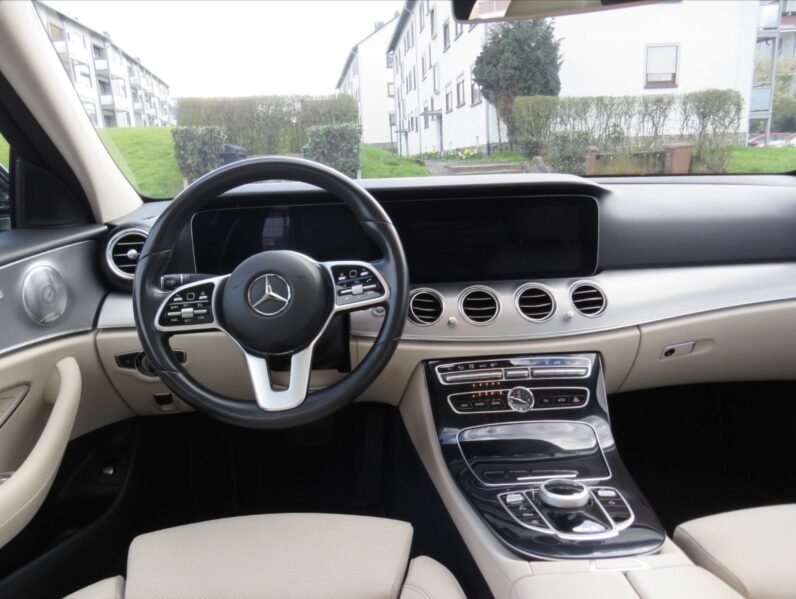 
								Mercedes-Benz E 220 full									