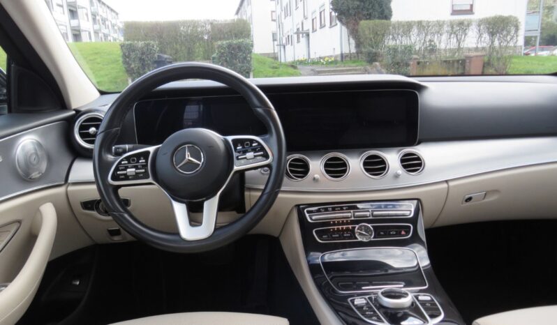
								Mercedes-Benz E 220 full									