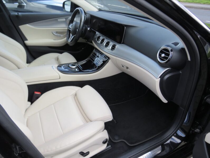
								Mercedes-Benz E 220 full									