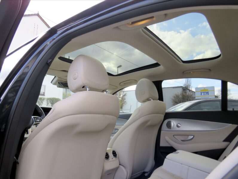 
								Mercedes-Benz E 220 full									