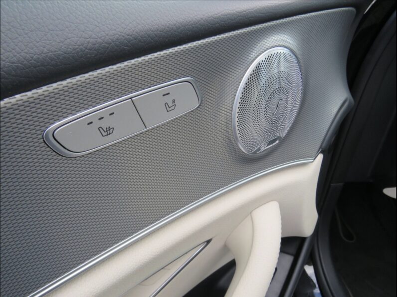 
								Mercedes-Benz E 220 full									