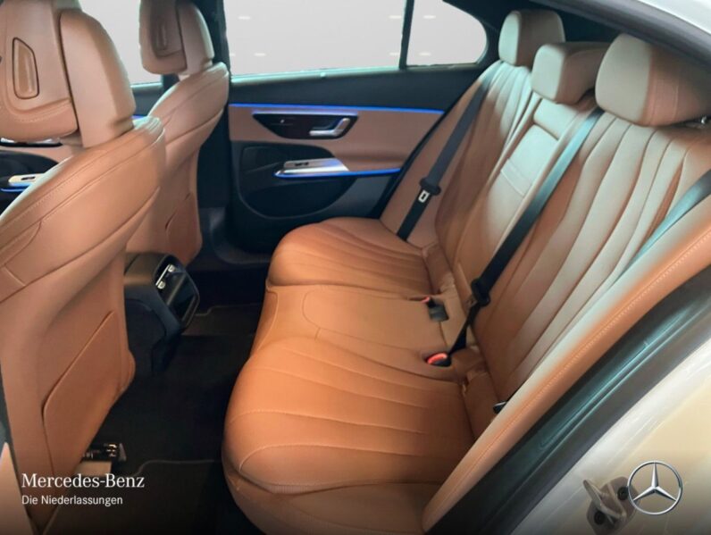
								Mercedes-Benz E 300 e 4M Avantgarde Adv+/DISTR/SUPERSCREEN/360 full									