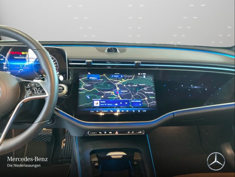 
								Mercedes-Benz E 300 e 4M Avantgarde Adv+/DISTR/SUPERSCREEN/360 full									