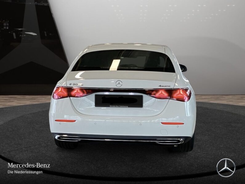 
								Mercedes-Benz E 300 e 4M Avantgarde Adv+/DISTR/SUPERSCREEN/360 full									